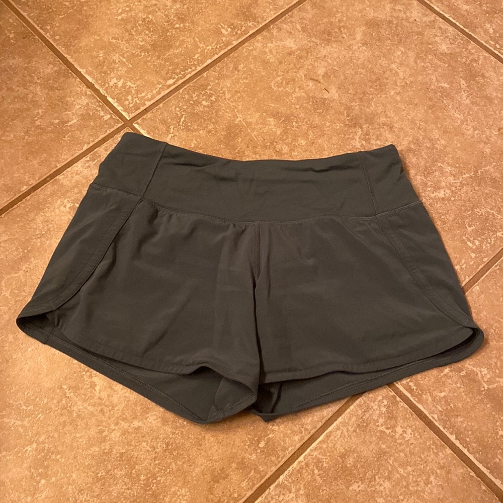 RARE GREEN LULULEMON SHORTS SIZE 2 INCH 4 WORN A FEW TIMES!!